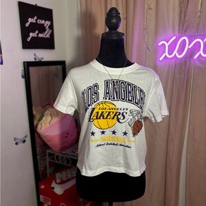 BRAND NEW! Los Angeles Lakers Women’s Crop Top💙 perfect for a casual outfit!💛